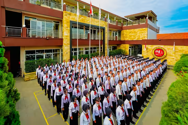 Peserta Nakayoshi Gakuin Center berbaris di halaman kampus Indonesia
