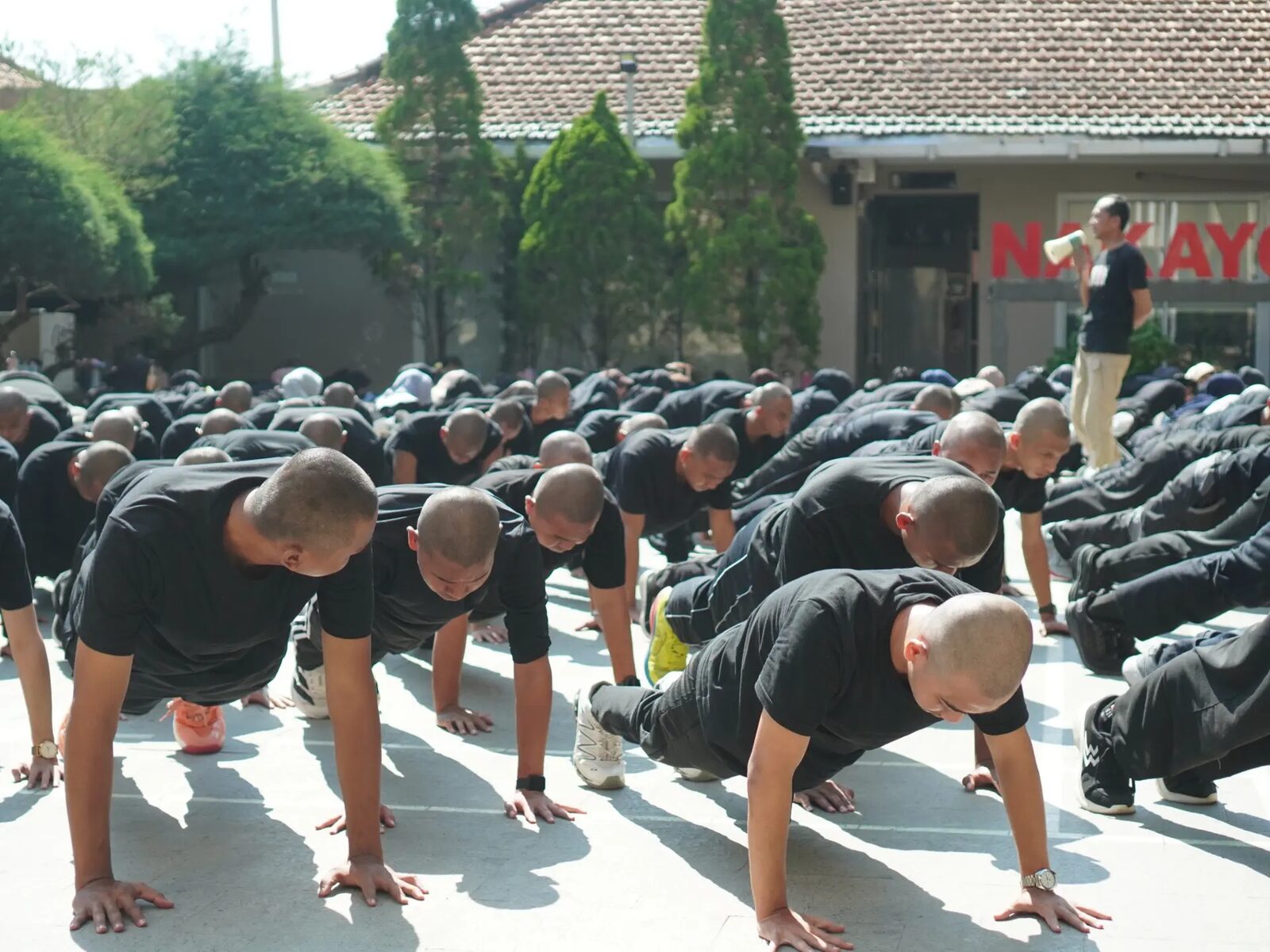 Peserta Nakayoshi mengikuti latihan fisik dan kedisiplinan