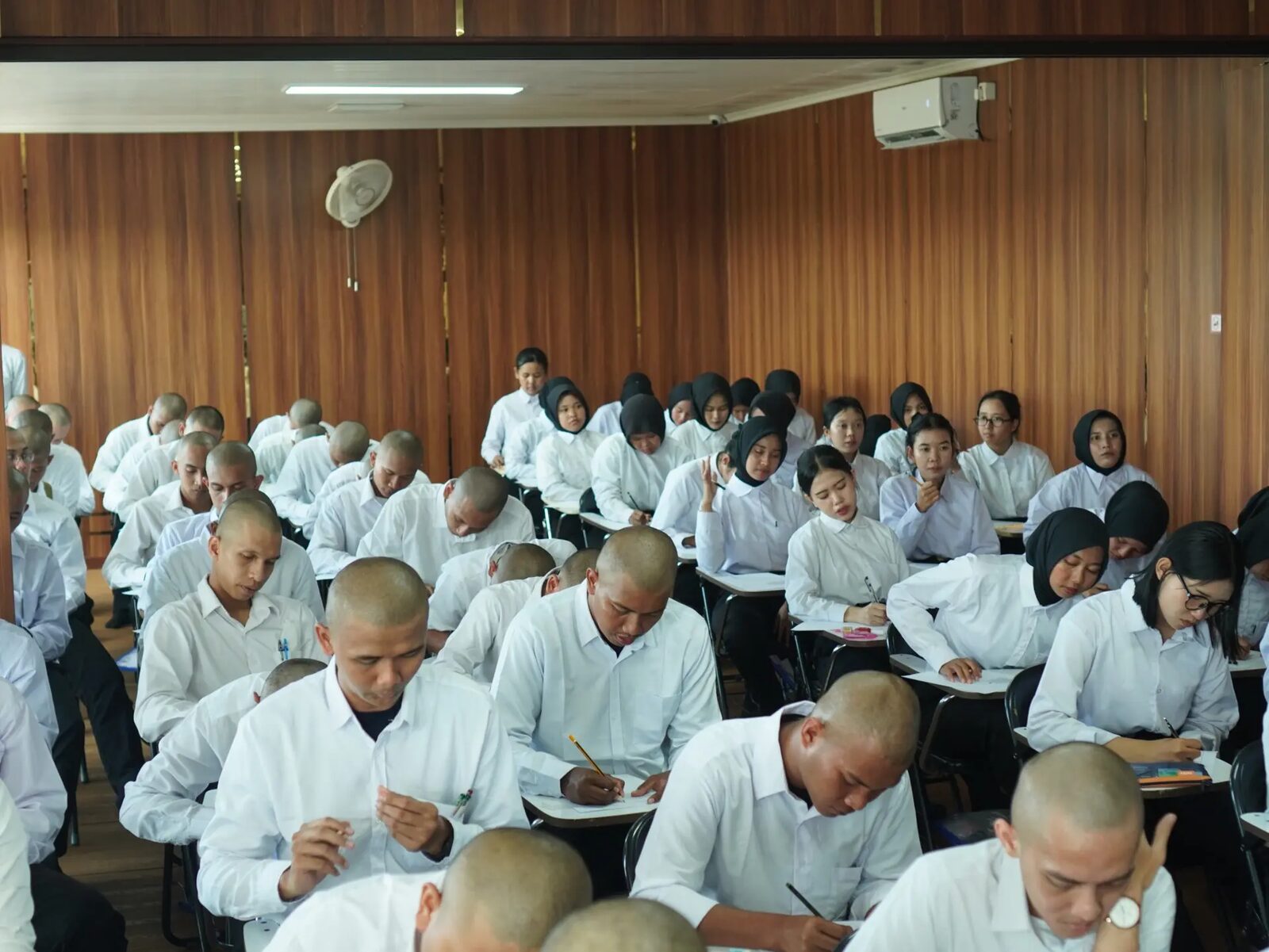 Peserta Nakayoshi mengikuti pembelajaran di ruang kelas