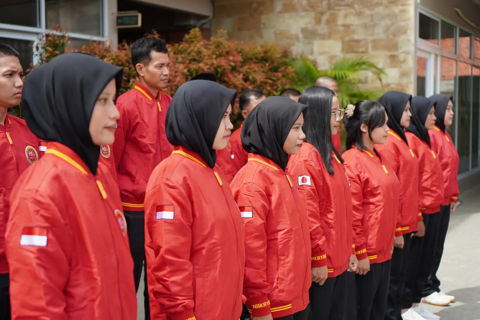 Peserta Nakayoshi berbaris rapi mengenakan seragam persiapan kerja